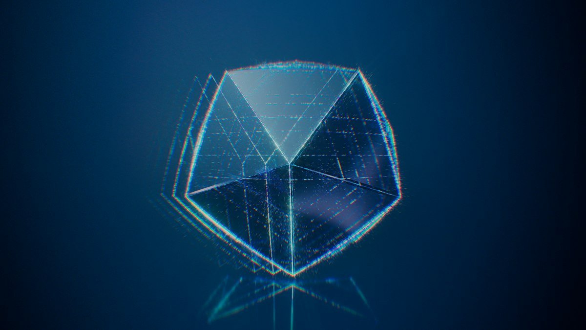 Bouclier de verre facetté sur fond bleu nuit